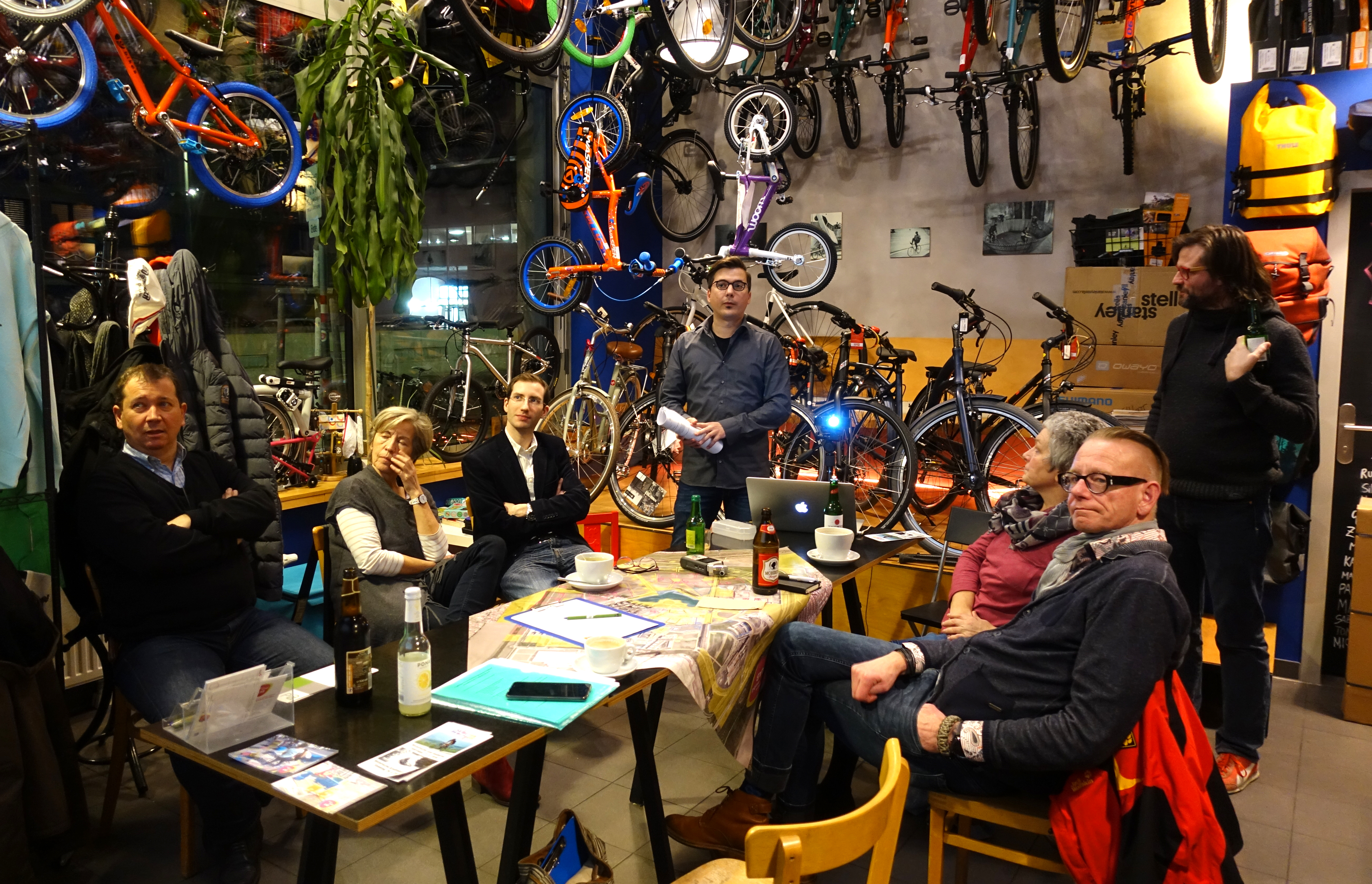 Vortragende und Gäste im Fahrradcafe