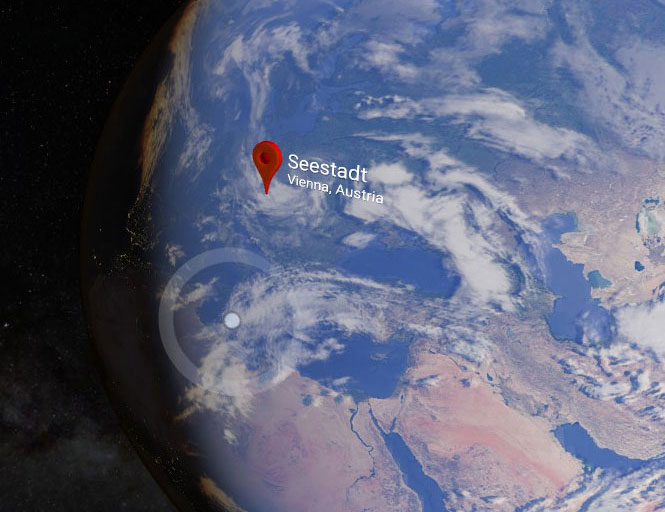 Seestadt aus dem Weltall betrachtet mit Google Earth