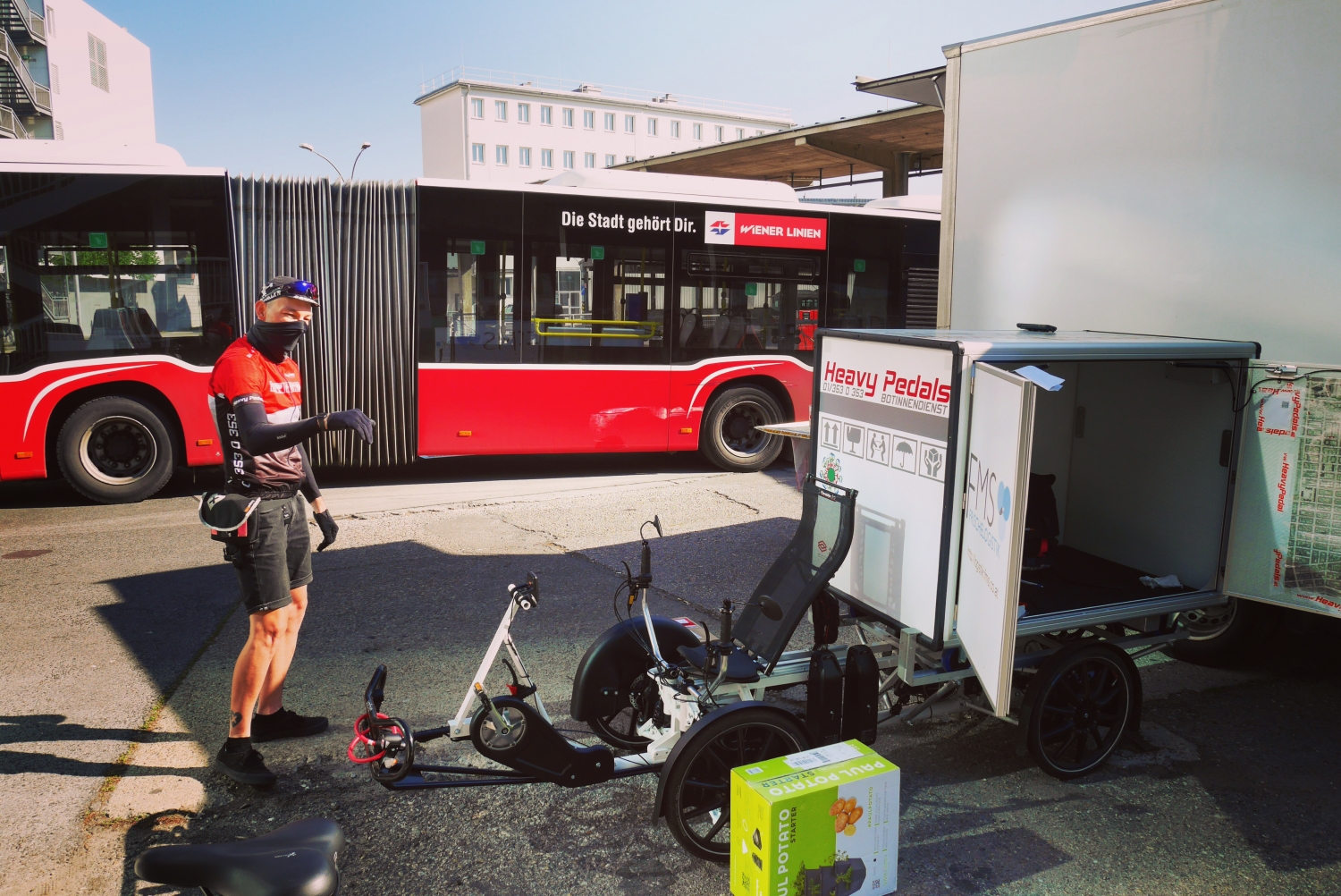 Projekt RemiHUB: Fahrradkurier bei der Auslieferung von Paketen