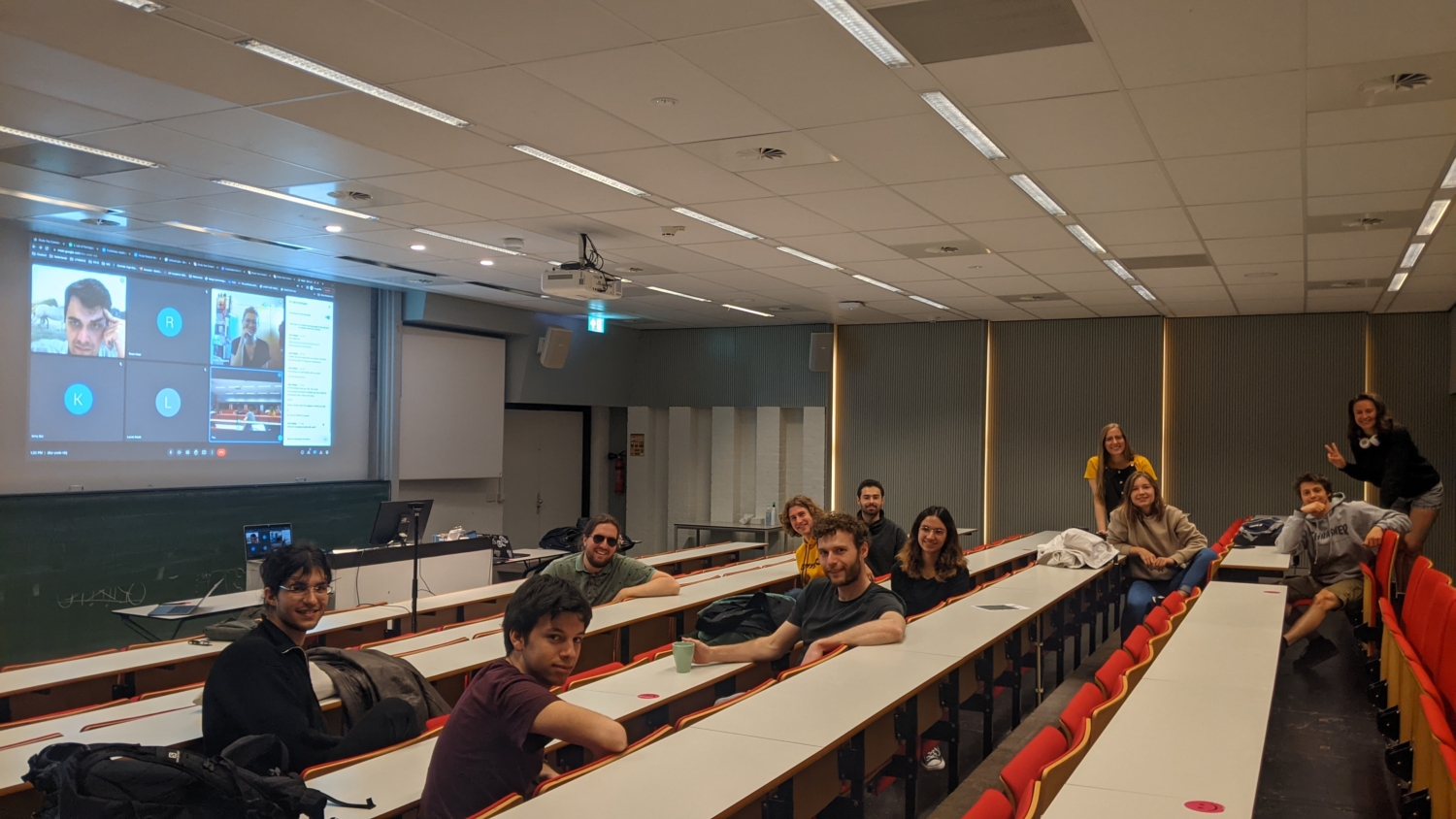 Studierende der Universtität Twente im Hörsaal bei der Planung der Studienreise.